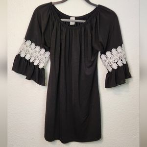 Win Win Black‎ Tunic with White Lace Built into the Sleeves, Size S/M